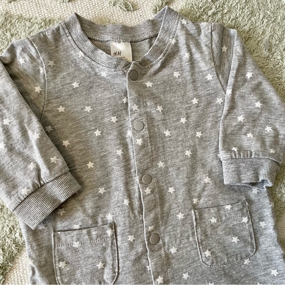 H&M Baby Exclusive Organic Star Print Jumpsuit in Gray - 4-6 Months - Picture 2 of 3